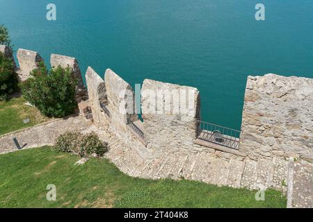 Vista dallo Scaligerburg, dal Castello Scaligero, dal Castello Scaligero a Malcesine, in Italia, fino al terreno sottostante e al Lago di Garda Foto Stock