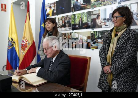 INT-CSIC-ECUADOR-ESPANA-CACAO El embajador del Ecuador en Espana, AndrÃ s Vallejo c, junto a la directora del Real Jardin Botanico-CSIC de Madrid, Maria-Paz Martin iy la vicepresidenta Adjunta de Internacionalizacion y Cooperacion del CSIC, Isabel Diaz Carretero d, durante la entrega de la primera planta de cacao de la variedad nacional fino arooma, en el Real Jardin Botanico en Madrid. FIN-INT-CSIC-ECUADOR-ESPAÃA-CACAO-cfda9fba232036fa98c869b39227e630 *** INT CSIC ECUADOR SPAGNA CACAO l'Ambasciatore dell'Ecuador in Spagna, AndrÃ S Vallejo c, insieme al Direttore del Real Jardin Botanico Foto Stock