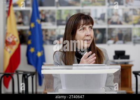 INT-CSIC-ECUADOR-ESPANA-CACAO El embajador del Ecuador en Espana, AndrÃ s Vallejo c, junto a la directora del Real Jardin Botanico-CSIC de Madrid, Maria-Paz Martin iy la vicepresidenta Adjunta de Internacionalizacion y Cooperacion del CSIC, Isabel Diaz Carretero d, durante la entrega de la primera planta de cacao de la variedad nacional fino arooma, en el Real Jardin Botanico en Madrid. FIN-INT-CSIC-ECUADOR-ESPAÃA-CACAO-3a42101f256dc4fd7f3d47c78cb328d2 *** INT CSIC ECUADOR SPAGNA CACAO l'ambasciatore dell'Ecuador in Spagna, AndrÃ S Vallejo c, insieme al direttore del Real Jardin Botanico Foto Stock