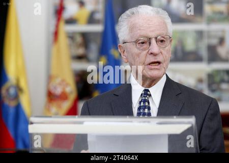 INT-CSIC-ECUADOR-ESPANA-CACAO El embajador del Ecuador en Espana, AndrÃ s Vallejo c, junto a la directora del Real Jardin Botanico-CSIC de Madrid, Maria-Paz Martin iy la vicepresidenta Adjunta de Internacionalizacion y Cooperacion del CSIC, Isabel Diaz Carretero d, durante la entrega de la primera planta de cacao de la variedad nacional fino arooma, en el Real Jardin Botanico en Madrid. FIN-INT-CSIC-ECUADOR-ESPAÃA-CACAO-abe6f3fafa2c2f7755fd64a6df2b17cc *** INT CSIC ECUADOR SPAGNA CACAO l'Ambasciatore dell'Ecuador in Spagna, AndrÃ S Vallejo c, insieme al Direttore del Real Jardin Botanico Foto Stock