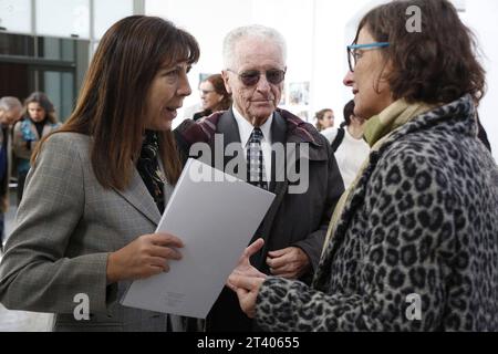 INT-CSIC-ECUADOR-ESPANA-CACAO El embajador del Ecuador en Espana, AndrÃ s Vallejo c, junto a la directora del Real Jardin Botanico-CSIC de Madrid, Maria-Paz Martin iy la vicepresidenta Adjunta de Internacionalizacion y Cooperacion del CSIC, Isabel Diaz Carretero d, durante la entrega de la primera planta de cacao de la variedad nacional fino arooma, en el Real Jardin Botanico en Madrid. FIN-INT-CSIC-ECUADOR-ESPAÃA-CACAO-f7c469a874fb6a197d94df0b0daa6065 *** INT CSIC ECUADOR SPAGNA CACAO l'ambasciatore dell'Ecuador in Spagna, AndrÃ S Vallejo c, insieme al direttore del Real Jardin Botanico Foto Stock
