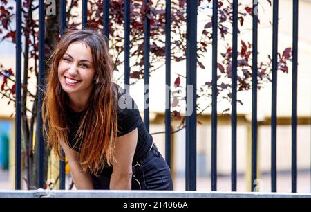 Durante un servizio fotografico nel centro di Dundee, una donna stupenda che si diverte a posare per la macchina fotografica a Dundee, in Scozia Foto Stock