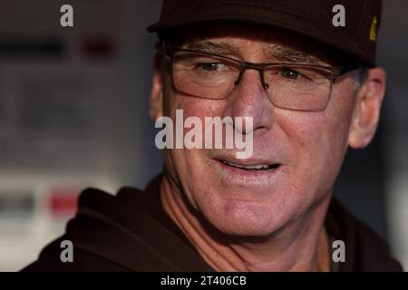 Oakland, USA. 15 settembre 2023. Il manager dei San Diego Padres Bob Melvin guarda avanti dal dugout prima di una partita contro gli Oakland Athletics al Coliseum il 15 settembre 2023, a Oakland, California. (Foto di Ray Chavez/Bay area News Group/TNS/Sipa USA) credito: SIPA USA/Alamy Live News Foto Stock