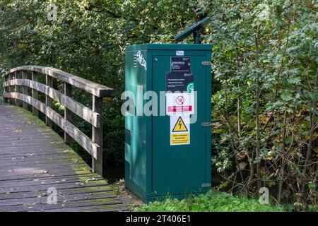 Stazione di monitoraggio del livello del fiume a energia solare sul fiume Blackwater presso il Blackwater Bridge a Camberley, Surrey, Inghilterra, Regno Unito Foto Stock