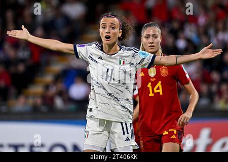 Salerno, Italia. 27 ottobre 2023. Barbara Bonansea, italiana, gesti durante la UEFA Women Nations League Una partita di calcio tra Italia e Spagna allo stadio Arechi di Salerno (Italia), 27 ottobre 2023. Crediti: Insidefoto di andrea staccioli/Alamy Live News Foto Stock