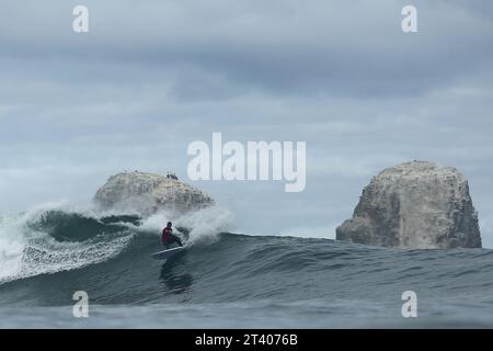 Pichilemu, Cile. 27 ottobre 2023. Luiz Diniz del Brasile in azione sulle qualificazioni del surf maschile durante i Giochi panamericani di Santiago 2023, al Beach Punta de Lobos Park, a Santiago il 27 ottobre. Foto: Heuler Andrey/DiaEsportivo/Alamy Live News Credit: DiaEsportivo/Alamy Live News Foto Stock