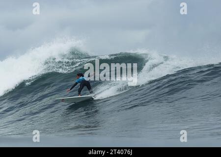 Pichilemu, Cile. 27 ottobre 2023. Daniella Rosas del Perù in azione sulle qualificazioni del surf femminile durante i Giochi panamericani di Santiago 2023, al Beach Punta de Lobos Park, a Santiago il 27 ottobre. Foto: Heuler Andrey/DiaEsportivo/Alamy Live News Credit: DiaEsportivo/Alamy Live News Foto Stock