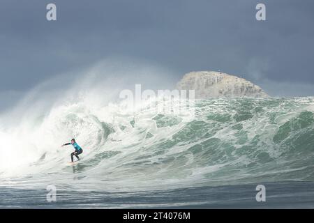 Pichilemu, Cile. 27 ottobre 2023. Daniella Rosas del Perù in azione sulle qualificazioni del surf femminile durante i Giochi panamericani di Santiago 2023, al Beach Punta de Lobos Park, a Santiago il 27 ottobre. Foto: Heuler Andrey/DiaEsportivo/Alamy Live News Credit: DiaEsportivo/Alamy Live News Foto Stock