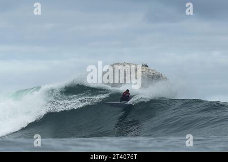 Pichilemu, Cile. 27 ottobre 2023. Luiz Diniz del Brasile in azione sulle qualificazioni del surf maschile durante i Giochi panamericani di Santiago 2023, al Beach Punta de Lobos Park, a Santiago il 27 ottobre. Foto: Heuler Andrey/DiaEsportivo/Alamy Live News Credit: DiaEsportivo/Alamy Live News Foto Stock