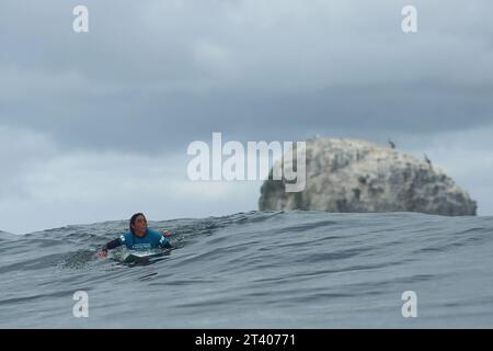 Pichilemu, Cile. 27 ottobre 2023. Daniella Rosas del Perù in azione sulle qualificazioni del surf femminile durante i Giochi panamericani di Santiago 2023, al Beach Punta de Lobos Park, a Santiago il 27 ottobre. Foto: Heuler Andrey/DiaEsportivo/Alamy Live News Credit: DiaEsportivo/Alamy Live News Foto Stock