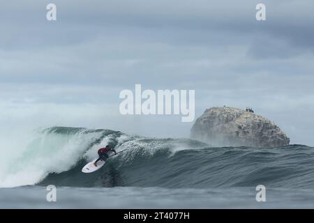 Pichilemu, Cile. 27 ottobre 2023. Luiz Diniz del Brasile in azione sulle qualificazioni del surf maschile durante i Giochi panamericani di Santiago 2023, al Beach Punta de Lobos Park, a Santiago il 27 ottobre. Foto: Heuler Andrey/DiaEsportivo/Alamy Live News Credit: DiaEsportivo/Alamy Live News Foto Stock