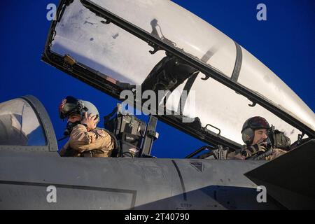 RAF Lakenheath, Aberdeen City, Regno Unito. 16 ottobre 2023. L'equipaggio dell'aeronautica militare statunitense assegnato al 494th Fighter Squadron siede nel loro F-15E Strike Eagle prima del decollo a RAF Lakenheath, in Inghilterra, per un dispiegamento in una posizione non rivelata nel sud-ovest asiatico, il 16 ottobre 2023. Il 494th FS sarà assegnato alla 9th Air Force (Air Forces Central) dove verranno inviati per sostenere le operazioni di emergenza e proteggere le forze della coalizione e i cittadini all'estero. (Immagine di credito: © U.S. Air Force/ZUMA Press Wire) SOLO USO EDITORIALE! Non per USO commerciale! Foto Stock