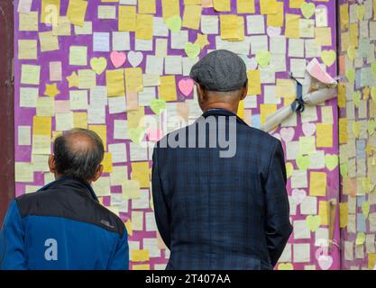 Seoul, Corea del Sud. 27 ottobre 2023. La gente sta guardando una bacheca commemorativa per le vittime della cotta della folla di Halloween di Seoul a Itaewon, Seul. L'incidente di schiacciamento della folla che ha lasciato 159 persone morte e altre 196 sono rimaste ferite nell'area di Itaewon della capitale durante il festival di Halloween il 29 ottobre 2022. Credito: SOPA Images Limited/Alamy Live News Foto Stock