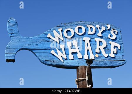 NEWPORT BEACH, CALIFORNIA - 26 ottobre 2023: Insegna al Woodys Wharf Seafood Restaurant di Newport Beach. Foto Stock