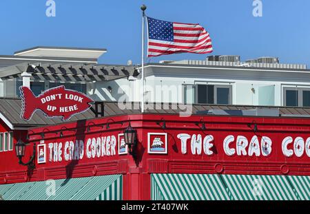 NEWPORT BEACH, CALIFORNIA - 26 ottobre 2023: Le indicazioni per il mercato del pesce e il ristorante Crab Cooker servono una cosa, il pesce, da oltre 50 anni. Foto Stock