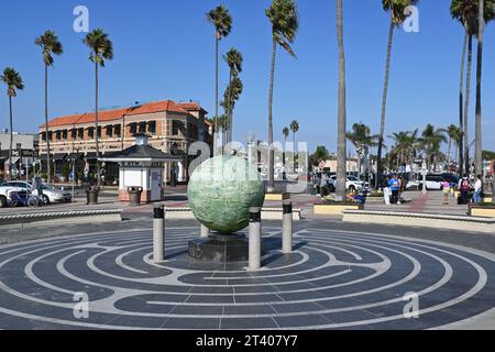 NEWPORT BEACH, CALIFORNIA - 26 ottobre 2023: Monumento che segna il 100° compleanno di Newport Beach in McFadden Square, segnando gli eventi storici con un tempo Foto Stock