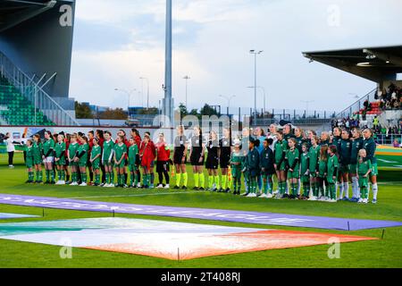 27 ottobre 2023; Tallaght Stadium, Dublino, Irlanda: Women ens Nations League International Football, Repubblica d'Irlanda contro Albania; le due squadre si schierano prima del calcio d'inizio Foto Stock