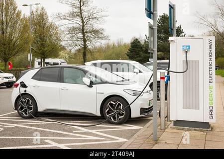 YORKSHIRE, Regno Unito - 16 aprile 2023. VW ID.3 auto elettrica auto EV rifornimento presso una stazione di ricarica per auto elettriche in una stazione di servizio autostradale sulla M1. (G Foto Stock