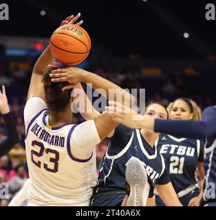 Baton Rouge, USA. 26 ottobre 2023. Il centro LSU Lady Tigers Aalyah del Rosario (23) è infestato duramente da una giocatrice di East Texas Baptist Tigers durante una partita di basket femminile al Pete Maravich Assembly Center di Baton Rouge, Louisiana, giovedì 26 ottobre 2023. (Foto di Peter G. Forest/Sipa USA) credito: SIPA USA/Alamy Live News Foto Stock