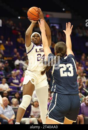 Baton Rouge, USA. 26 ottobre 2023. La guardia della LSU Lady Tigers Aneesah Morrow (24) spara un salto sull'attaccante Tristan Smith (23) durante una partita di basket femminile al Pete Maravich Assembly Center di Baton Rouge, Louisiana, giovedì 26 ottobre 2023. (Foto di Peter G. Forest/Sipa USA) credito: SIPA USA/Alamy Live News Foto Stock