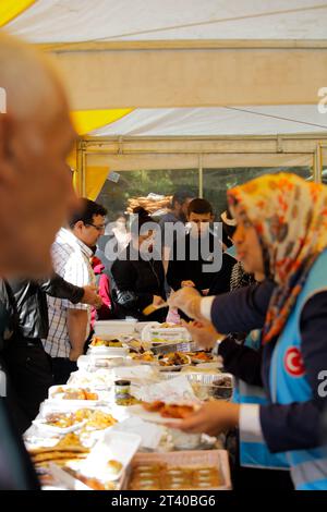 27 ottobre 2023: Gaziantep, Turkiye. 27 ottobre 2023. A Gaziantep sono allestite delle bancarelle con cibo donato da volontari per raccogliere fondi per Gaza. Oltre alle continue manifestazioni a favore di Gaza, nella città turca meridionale di Gaziantep si svolgono diverse attività in solidarietà con la Striscia di Gaza. La Striscia di Gaza è stata oggetto di incessanti bombardamenti israeliani dal 7 ottobre, con aiuti umanitari molto limitati autorizzati ad entrare nell'enclave palestinese bloccata (immagine di credito: © Muhammad Ata/IMAGESLIVE via ZUMA Press Wire) SOLO PER USO EDITORIALE! Non per USO commerciale! Foto Stock