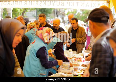 27 ottobre 2023: Gaziantep, Turkiye. 27 ottobre 2023. A Gaziantep sono allestite delle bancarelle con cibo donato da volontari per raccogliere fondi per Gaza. Oltre alle continue manifestazioni a favore di Gaza, nella città turca meridionale di Gaziantep si svolgono diverse attività in solidarietà con la Striscia di Gaza. La Striscia di Gaza è stata oggetto di incessanti bombardamenti israeliani dal 7 ottobre, con aiuti umanitari molto limitati autorizzati ad entrare nell'enclave palestinese bloccata (immagine di credito: © Muhammad Ata/IMAGESLIVE via ZUMA Press Wire) SOLO PER USO EDITORIALE! Non per USO commerciale! Foto Stock