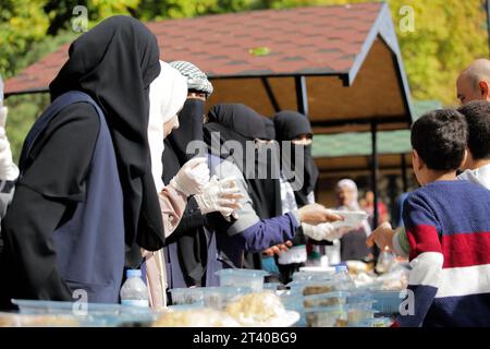 27 ottobre 2023: Gaziantep, Turkiye. 27 ottobre 2023. A Gaziantep sono allestite delle bancarelle con cibo donato da volontari per raccogliere fondi per Gaza. Oltre alle continue manifestazioni a favore di Gaza, nella città turca meridionale di Gaziantep si svolgono diverse attività in solidarietà con la Striscia di Gaza. La Striscia di Gaza è stata oggetto di incessanti bombardamenti israeliani dal 7 ottobre, con aiuti umanitari molto limitati autorizzati ad entrare nell'enclave palestinese bloccata (immagine di credito: © Muhammad Ata/IMAGESLIVE via ZUMA Press Wire) SOLO PER USO EDITORIALE! Non per USO commerciale! Foto Stock