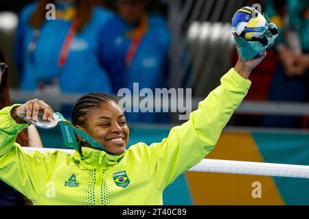 Santiago, Cile. 27 ottobre 2023. SANTIAGO, CILE - OTTOBRE 27: La brasiliana Tatiana Regina de Jesus Chagas (blu) celebra la vittoria della medaglia d'argento nella boxe femminile sotto i 54 kg durante i Giochi panamericani di Santiago, Cile, giovedì 26 ottobre 2023. (Rodolfo Buhrer/SPP) credito: SPP Sport Press Photo. /Alamy Live News Foto Stock