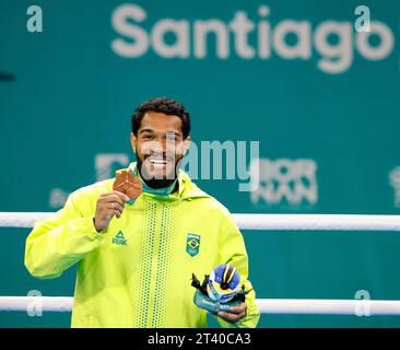 Santiago, Cile. 27 ottobre 2023. SANTIAGO, CILE - OTTOBRE 27: Gabriel Oliveira, dal Brasile con medaglia di bronzo nei 57 kg ai Giochi panamericani di Santiago 2023 questo venerdì 27 ottobre 2023. (Rodolfo Buhrer/SPP) credito: SPP Sport Press Photo. /Alamy Live News Foto Stock