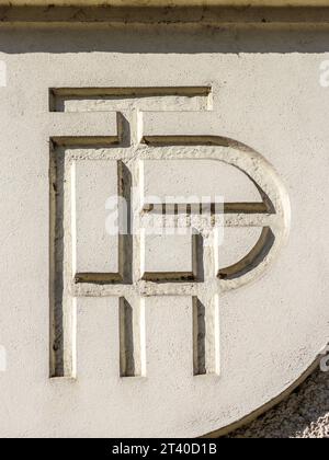 1950/60s elegante logo francese "PTT" (Postes, Télégraphes et Téléphones) scolpito in pietra dell'ufficio postale locale - Preuilly-sur-Claise, Francia. Foto Stock