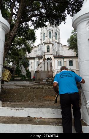 Salvador, Bahia, Brasile - 2 novembre 2018: Veduta delle tombe nel cimitero di campo Santo il giorno dei morti nella città di Salvador, Bahia. Foto Stock