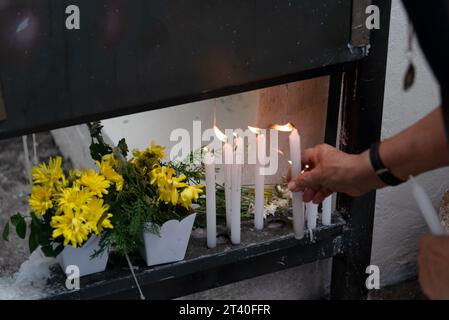 Salvador, Bahia, Brasile - 2 novembre 2018: La gente rende omaggio ai morti nel cimitero di campo Santo nella città di Salvador, Bahia. Foto Stock