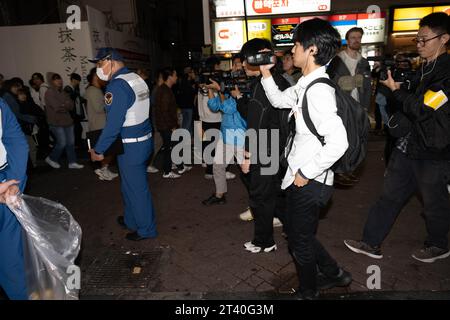 Tokyo, Giappone. 27 ottobre 2023. Membri della Shibuya Security Patrol, con membri della stampa giapponese che seguono, confiscano lattine di birra ai turisti poiché bere per strada è illegale durante il fine settimana di Halloween.il sindaco di Shibuya Ken Hasebe, incoraggiato dal disastro di Seoul Itaewon, ha bandito le celebrazioni di Halloween e ha avvertito i turisti stranieri di stare lontani da Shibuya dopo una campagna pluriennale per uccidere il popolare raduno avvertendo di una potenziale situazione di schiacciamento nonostante nessun incidente precedente che coinvolgesse un disastro di controllo della folla simile a Itaewon a Tokyo. Bere e fumare un Foto Stock