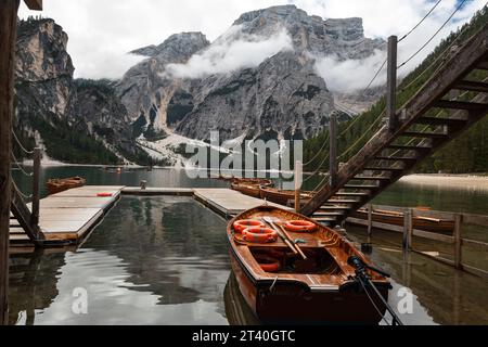 Tradizionale barca in legno sul bellissimo lago di Braies (Lago di Braies o Pragser Wildsee). Lago di montagna nelle Dolomiti, Italia. Spettacolare vista sulle montagne. Foto Stock