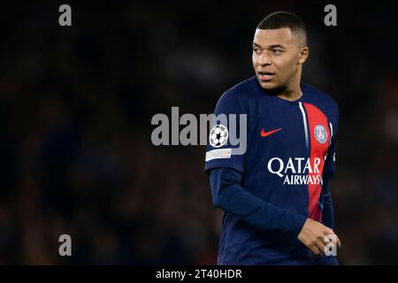 Kylian Mbappe del Paris Saint-Germain FC guarda in scena durante la partita di UEFA Champions League tra il Paris Saint-Germain FC e l'AC Milan. Foto Stock