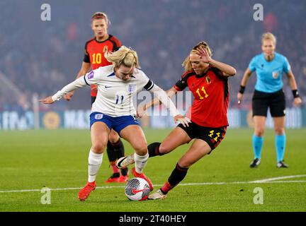 L'Inghilterra Lauren Hemp (a sinistra) e il belga Janice Cayman si battono per il pallone durante la partita del gruppo A1 della UEFA Women's Nations League al King Power Stadium di Leicester. Data immagine: Venerdì 27 ottobre 2023. Foto Stock