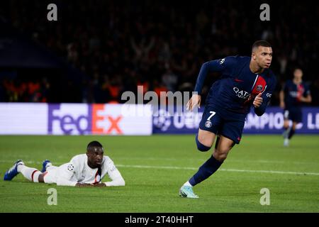 Kylian Mbappe del Paris Saint-Germain FC festeggia dopo aver segnato il gol d'apertura, mentre Fikayo Tomori dell'AC Milan sembra depresso durante la partita di UEFA Champions League tra il Paris Saint-Germain FC e l'AC Milan. Foto Stock