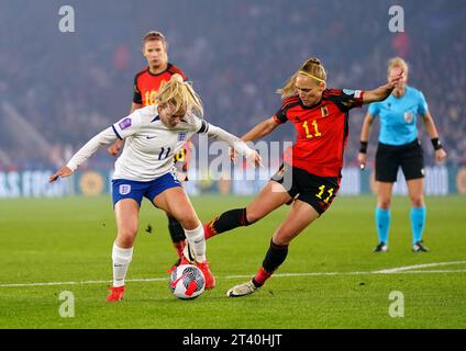 L'Inghilterra Lauren Hemp (a sinistra) e il belga Janice Cayman si battono per il pallone durante la partita del gruppo A1 della UEFA Women's Nations League al King Power Stadium di Leicester. Data immagine: Venerdì 27 ottobre 2023. Foto Stock