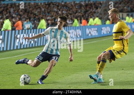 Avellaneda, Argentina, 24 ottobre 2023. Baltasar Rodriguez del Racing Club dribbling con la palla durante la partita tra Racing Club e Boca Jun Foto Stock