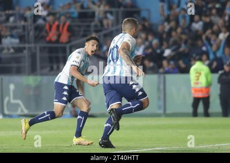 Avellaneda, Argentina, 24 ottobre 2023. Emiliano Vecchio del Racing Club celebra il primo gol della sua squadra per fare il punteggio durante la partita tra Foto Stock