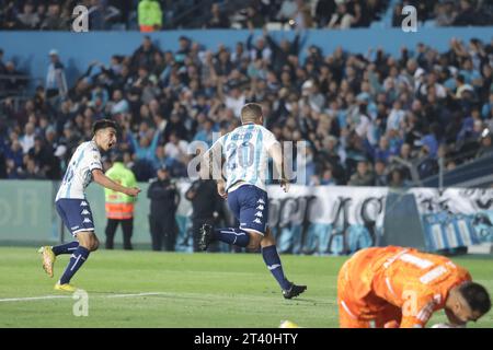 Avellaneda, Argentina, 24 ottobre 2023. Emiliano Vecchio del Racing Club celebra il primo gol della sua squadra per fare il punteggio durante la partita tra Foto Stock