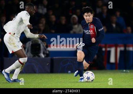 Lee Kang-in del Paris Saint-Germain FC compete per la palla con Fikayo Tomori del Milan durante la partita di calcio della UEFA Champions League tra il Paris Saint-Germain FC e il Milan. Foto Stock