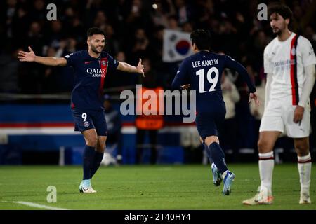 Lee Kang-in del Paris Saint-Germain FC festeggia con Goncalo Ramos del Paris Saint-Germain FC dopo aver segnato un gol durante la partita di UEFA Champions League tra il Paris Saint-Germain FC e l'AC Milan. Foto Stock