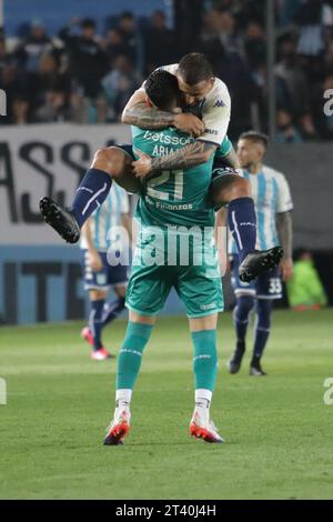 Avellaneda, Argentina, 24 ottobre 2023. Gabriel Arias e Emiliano Vecchio del Racing Club celebrano il secondo gol durante la partita tra Racin Foto Stock