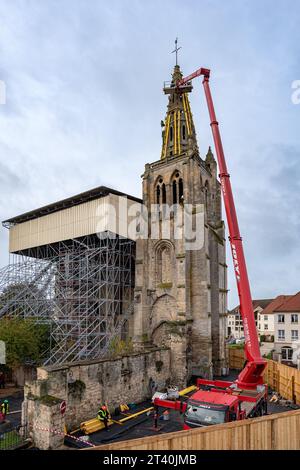 I lavori di restauro iniziano nella chiesa collegiale di San Tommaso di Canterbury, dopo un parziale crollo della sua volta nel giugno 2019. Foto Stock