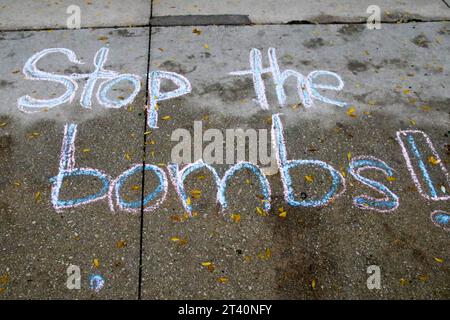 Un messaggio scritto in gesso di fronte agli attivisti del Boot Boeing! Libera Palestina marcia e raduno dove bloccarono tutte le entrate all'PritzkerÕs ufficio del governatore di Chicago nel centro di Chicago il 27 ottobre 2023. Organizzati dalla DissenterÕs campagna #BoeingArmsGenocide di Chicago, chiedono che lo Stato ceda gli 8, 7 milioni di dollari di crediti d'imposta destinati alla Boeing e al governatore Pritzker sostenga pubblicamente un cessate il fuoco ora. (Foto di: Alexandra Buxbaum/Sipa USA) credito: SIPA USA/Alamy Live News Foto Stock