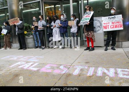 Un messaggio scritto in gesso di fronte agli attivisti del Boot Boeing! Libera Palestina marcia e raduno dove bloccarono tutte le entrate all'PritzkerÕs ufficio del governatore di Chicago nel centro di Chicago il 27 ottobre 2023. Organizzati dalla DissenterÕs campagna #BoeingArmsGenocide di Chicago, chiedono che lo Stato ceda gli 8, 7 milioni di dollari di crediti d'imposta destinati alla Boeing e al governatore Pritzker sostenga pubblicamente un cessate il fuoco ora. (Foto di: Alexandra Buxbaum/Sipa USA) credito: SIPA USA/Alamy Live News Foto Stock