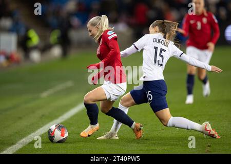 Oslo, Norvegia. 27 ottobre 2023. Oslo, Norvegia, 27 ottobre 2023: Thea Bjelde (13 Norvegia) e Julie Dufour (15 Francia) combattono per il pallone durante la partita di calcio della UEFA Womens Nations League tra Norvegia e Francia allo stadio Ullevaal di Oslo, Norvegia. (Ane Frosaker/SPP) credito: SPP Sport Press Photo. /Alamy Live News Foto Stock