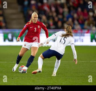 Oslo, Norvegia. 27 ottobre 2023. Oslo, Norvegia, 27 ottobre 2023: Maria Thorisdottir (3 Norvegia) e Julie Dufour (15 Francia) in azione durante la partita di calcio della UEFA Womens Nations League tra Norvegia e Francia allo stadio Ullevaal di Oslo, Norvegia. (Ane Frosaker/SPP) credito: SPP Sport Press Photo. /Alamy Live News Foto Stock