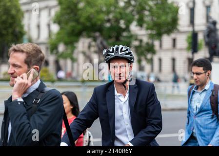 Jeremy Hunt, deputato Tory, che arriva al Parlamento in bicicletta mentre il governo riprende dopo la pausa estiva del 2019 Foto Stock